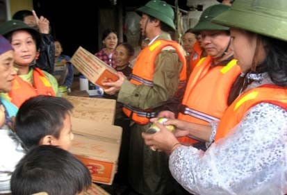 Nhân dân vùng lũ đang cần lắm những "nắm cơm ấm lòng"