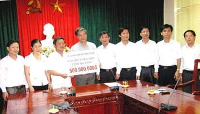 VNPT trao quà ủng hộ đồng bào lũ lụt Hà Tĩnh