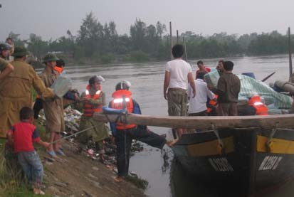 Người dân xã Tượng Sơn mừng rỡ đón hàng cứu trợ