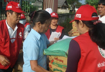 Hội Chữ thập đỏ tỉnh Đồng Nai trao hàng cứu trợ cho các xã vùng lũ ở Vũ Quang