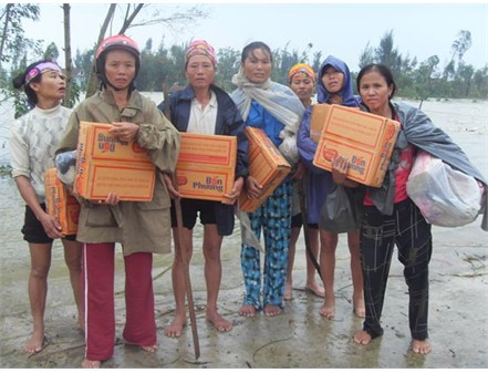 Tả tơi trong cơn lũ Một miếng khi đói bằng một gói khi no Ttrông chờ hàng cứu trợ