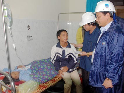 ... và tặng quà cho anh Nguyễn Văn Chung (xã Xuân Hồng, Nghi Xuân) người đã cứu bà Mừng