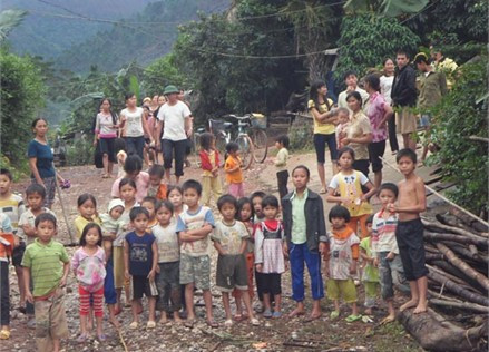 Tả tơi trong cơn lũ Một miếng khi đói bằng một gói khi no Ttrông chờ hàng cứu trợ