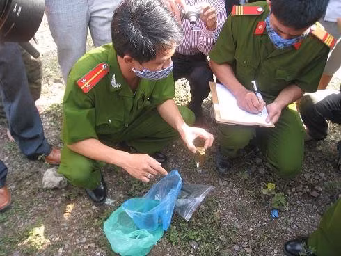 Lực lượng công an tập trung bảo vệ hiện trường và làm các thủ tục bàn giao di vật của người bị nạn cho thân nhân Đưa thi thể nạn nhân lên bờ