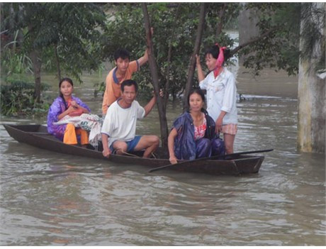Các hộ dân trong vùng ngập lũ đang rất cần những tấm lòng thơm thảo