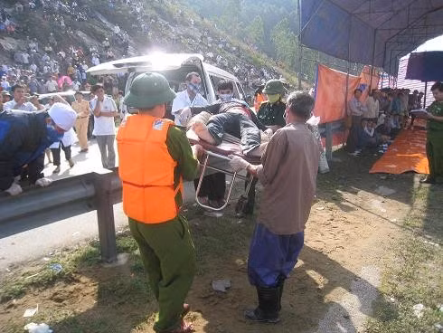 Lực lượng công an tập trung bảo vệ hiện trường và làm các thủ tục bàn giao di vật của người bị nạn cho thân nhân Đưa thi thể nạn nhân lên bờ Lực lượng công an tập trung bảo vệ hiện trường và làm các thủ tục bàn giao di vật của người bị nạn cho thân nhân Đưa thi thể nạn nhân lên bờ