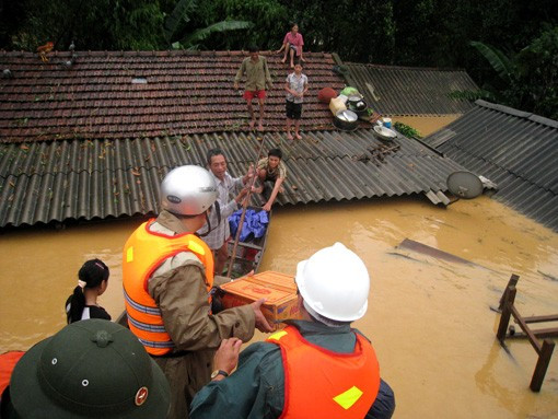 Những gói mỳ tôm quí giá đến với người dân xã Gia Phố (Hương Khê)