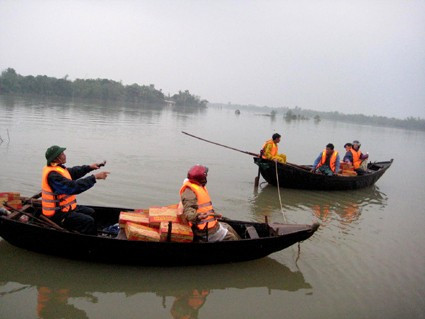 Lực lượng cứu trợ chuyển mì tôm cho nhân dân Cẩm Vĩnh