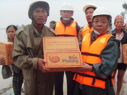 Chủ tịch UBND tỉnh Võ Kim Cự biểu dương tinh thần quả cảm của ông Vượng