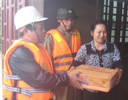 Lãnh đạo tỉnh Hà Tĩnh trao hàng cứu trợ cho nhân dân vùng lũ