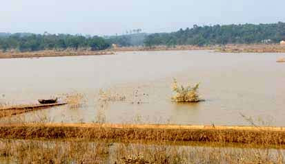 Đường vào các xóm 1, 2, 3 của xã Phúc Đồng (Hương Khê) vẫn còn ngập sâu trong nước