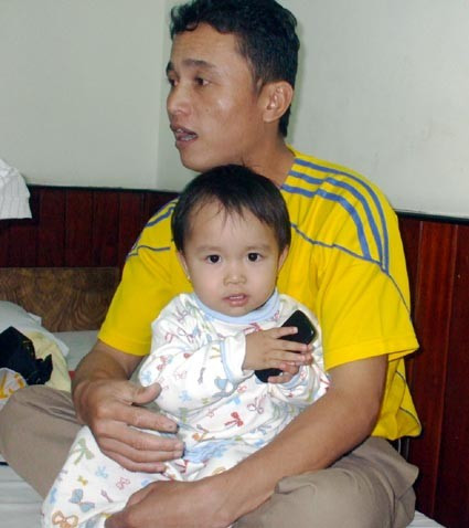 Niềm vui của 2 bố con anh Thành và cháu Linh Niềm vui của 2 bố con anh Thành và cháu Linh