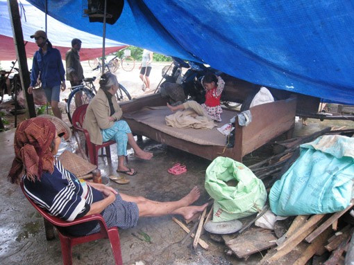 Người dân các xóm 3, 4, 5 của xã Sơn Long đã phải di chuyển đồ đạc, gia súc, gia cầm lên đường 8A tránh lũ