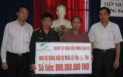 Đại diện Tập đoàn Viễn thông Quân đội ủng hộ đồng bào lũ lụt Hà Tĩnh