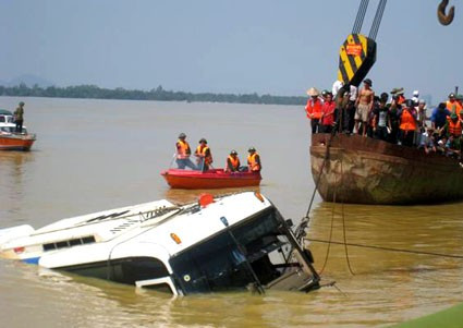 Chiếc xe khách bị nạn đang được kéo vào bờ