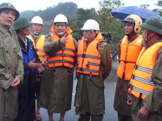 Bí thư Tỉnh ủy Nguyễn Thanh Bình chỉ đạo công tác cứu hộ các nạn nhân trong vụ tai nạn giao thông tại Nghi Xuân rạng sáng 18-10