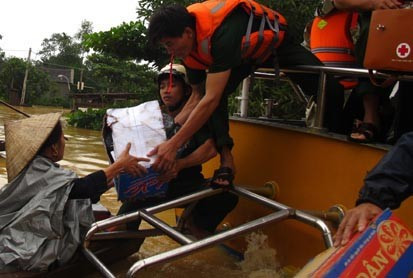 Bộ đội Biên phòng Hà Tĩnh cứu tế lương thực cho đồng bào vùng lũ