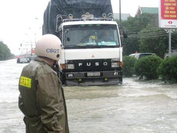 Lực lượng CSGT thường xuyên túc trực 24/24h tại các đoạn bị ngập sâu trên tuyến quốc lộ 1A để hướng dẫn, phân luồng xe, tránh ùn tắc