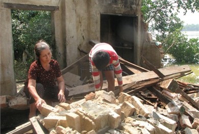 Bà Nguyễn Thị Nghĩa cùng cháu không thể dựng lại nhà nên đang cần sự hỗ trợ từ cộng đồng