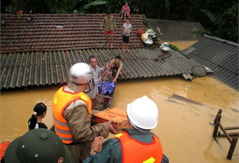 Lương thực, thực phẩm cứu trợ là nguồn sống chính của người dân Gia Phố (Hương Khê - Hà Tĩnh) trong những ngày mưa lũ. Ảnh: Thanh Hoài