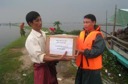 Đại diện xã Thạch Lạc tiếp nhận một số cơ số thuốc