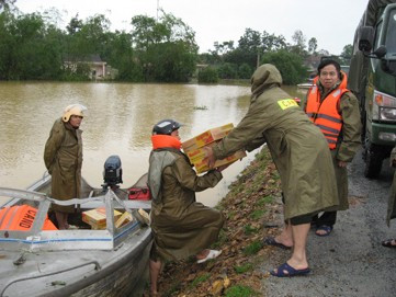 Vận chuyển lương thực cứu đói cho người dân vùng lũ Hà Linh (Hương Khê)