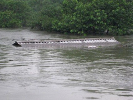 Một số ngôi nhà ở xóm 4 Cẩm Vĩnh gần như ngập hoàn toàn