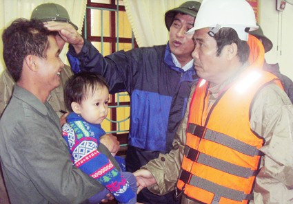 Bí thư Tỉnh ủy Nguyễn Thanh Bình và thăm hỏi, trao tiền ủng hộ cho các nạn nhân