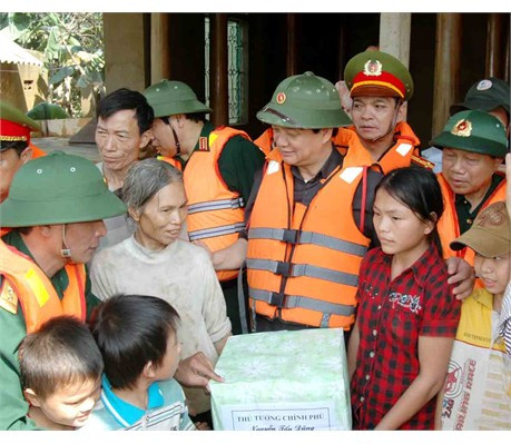 Thủ tướng Nguyễn Tấn Dũng thăm hỏi, trao quà cứu trợ cho nhân dân vùng lũ Hà Tĩnh. Ảnh: Minh Chiến