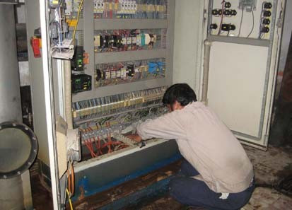Công nhân tiến hành sửa chữa tủ điều khiển