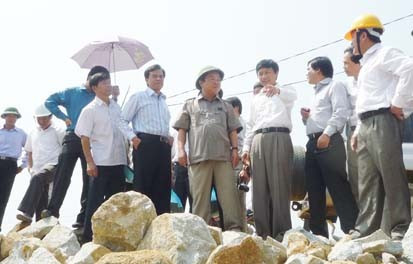 Thứ trưởng Bộ GTVT Trương Tấn Viên và đoàn kiểm tra công tác khắc phục tuyến đường sắt Bắc - Nam...