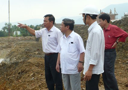 ... kiểm tra dự án hệ thống tách nước, phân luồng, phòng chống ngập úng các xã phía Nam, huyện Kỳ Anh...