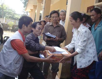 Đại diện Báo Hà Nội Mới trao quà ủng hộ đồng bào lũ lụt Hương Sơn