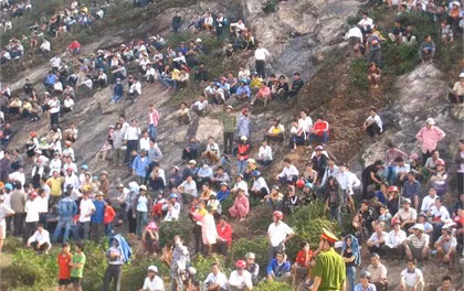 Người dân chứng kiến, nghe ngóng thông tin trục vớt Người dân chứng kiến, nghe ngóng thông tin trục vớt