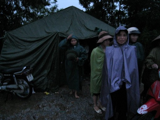 Hàng ngàn người dân và trâu bò sơ tán lên đường Hồ Chí Minh suốt 2 ngày qua