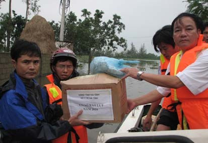 Đại diện Sở Y tế trao thuốc chữa bệnh cho vùng lũ Lộc Hà