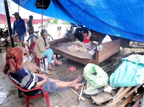 Đâu cũng là nhà, miễn là không... ngập! (Trong ảnh: Nhân dân Hương Sơn sơ tán lên QL 8A và những gò cao dựng lều tạm để tránh lũ) Ảnh: Thanh Hoài