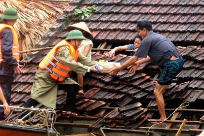 Thứ trưởng Bộ LĐ-TB&XH Nguyễn Thế Đàm trao hàng cứu trợ cho nhân dân xã Hòa Hải (Hương Khê)