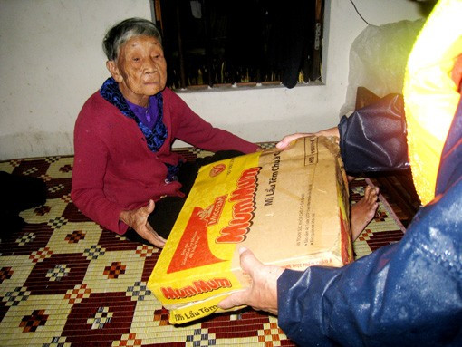 Cụ Hồ Thị Cung - 90 tuổi, sống độc thân tại xóm 5, xã Sơn Mỹ đã được chuyển đến nơi an toàn