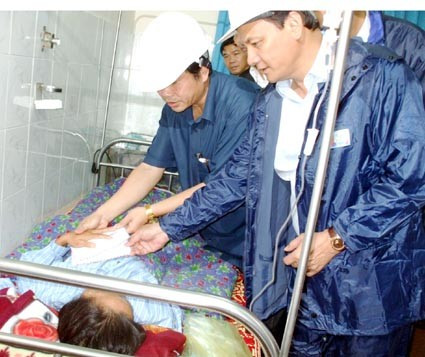 Trưởng Ban Tuyên giáo Tỉnh ủy Hà Tĩnh Đặng Quốc Vinh và Phó Chủ tịch UBND tỉnh Hà Tĩnh Nguyễn Nhật hỗ trợ tiền cho bà Trần Thị Mừng (tỉnh Đắc Nông) đang điều trị tại BV Đa khoa Nghi Xuân... Trưởng Ban Tuyên giáo Tỉnh ủy Hà Tĩnh Đặng Quốc Vinh và Phó Chủ tịch UBND tỉnh Hà Tĩnh Nguyễn Nhật hỗ trợ tiền cho bà Trần Thị Mừng (tỉnh Đắc Nông) đang điều trị tại BV Đa khoa Nghi Xuân...