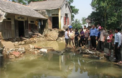 CLB Nhà báo nữ Hà Tĩnh tặng quà cho những gia đình nhà bị hư hỏng nặng tại xã Liên Minh