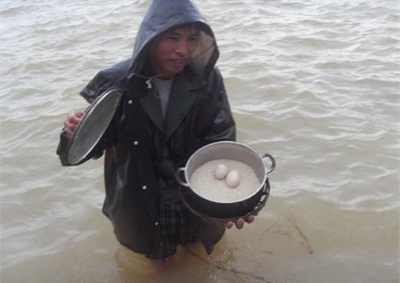 Tả tơi trong cơn lũ Một miếng khi đói bằng một gói khi no Ttrông chờ hàng cứu trợ