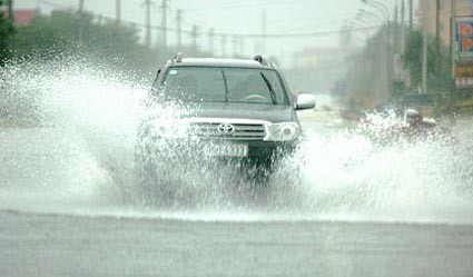 ...và đoan qua TP Hà Tĩnh ngập trong biển nước