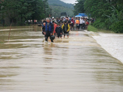 Quốc lộ 8A, đoạn tiếp giáp giữa xã Sơn Long và Sơn Trà dài khoảng 50m đã bị sạt lở và ngập sâu gần 1m, gây ắch tắc giao thông. 8 xã vùng hạ của huyện tiếp tục chìm sâu trong lũ
