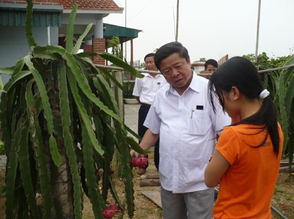 ... và thăm mô hình kinh tế vườn của gia đình ông Nguyễn Xuân Miễn, thuộc khu tái định cư xã Kỳ Liên
