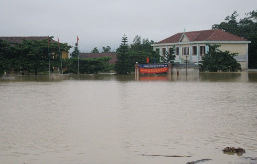 Quốc lộ 8A, đoạn tiếp giáp giữa xã Sơn Long và Sơn Trà dài khoảng 50m đã bị sạt lở và ngập sâu gần 1m, gây ắch tắc giao thông. 8 xã vùng hạ của huyện tiếp tục chìm sâu trong lũ