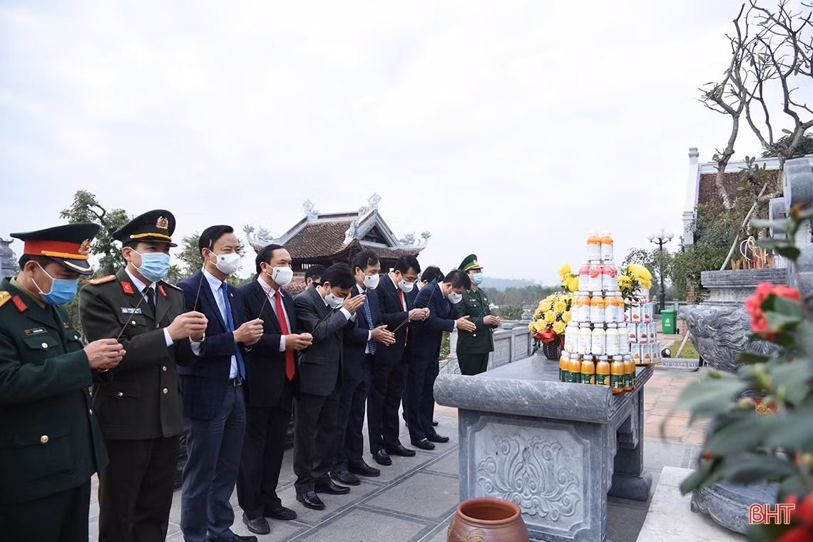 Lãnh đạo tỉnh Hà Tĩnh dâng hương tưởng niệm Chủ tịch Hồ Chí Minh tại Khu di tích Kim Liên