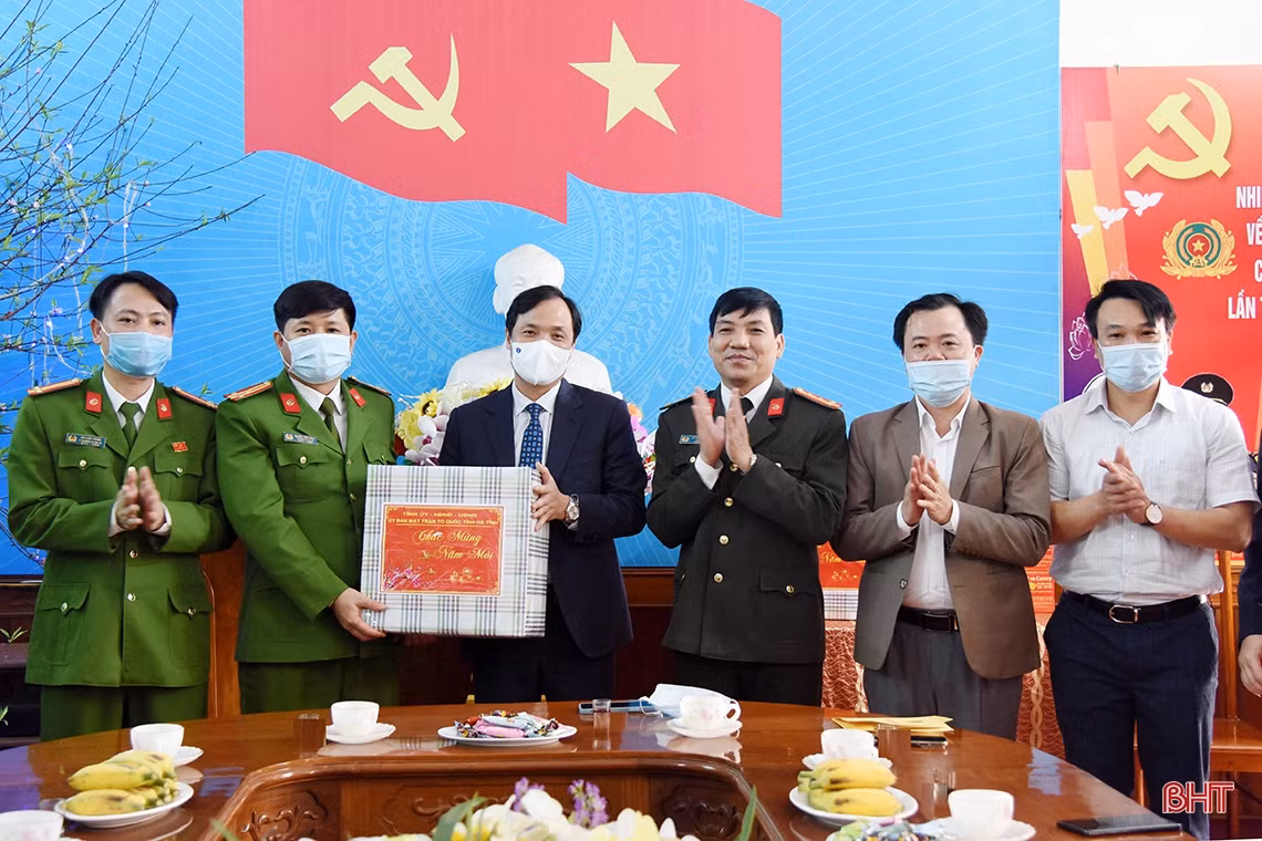 Lãnh đạo tỉnh Hà Tĩnh dâng hương tưởng niệm Chủ tịch Hồ Chí Minh tại Khu di tích Kim Liên