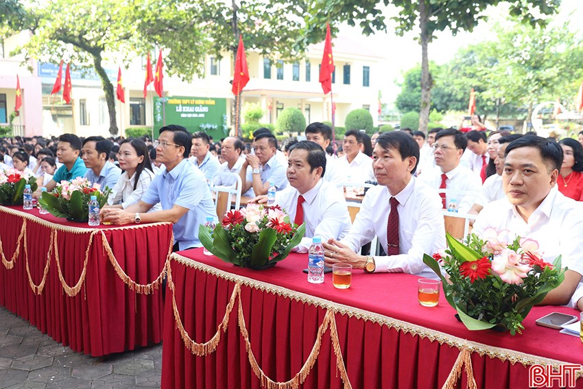 Đại biểu tham dự lễ khai giảng