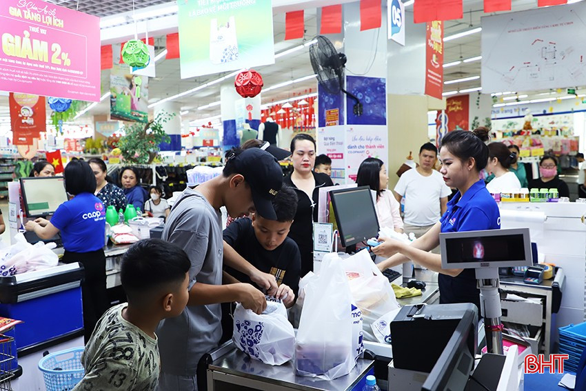 Sau các vụ việc hàng giả bị phát hiện, nhiều người tiêu dùng đã chủ động lựa chọn mua sắm hàng hóa tại các cơ sở uy tín. bqbht_br_img-0500.jpg